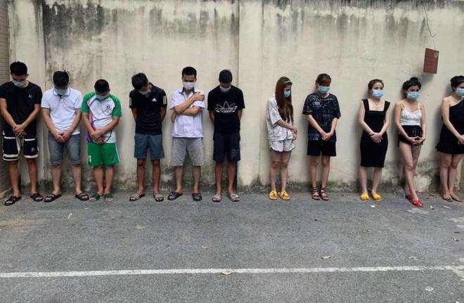 Các đối tượng bị Công an bắt giữ, xử lý về hành vi chứa chấp tổ chức sử dụng trái phép chất ma túy