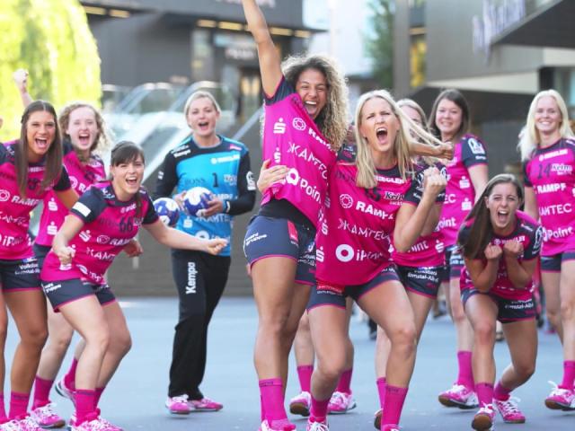 Thể thao - Hết hồn máy quay đặt ở phòng thay đồ VĐV nữ, mỹ nhân rơi cảnh éo le