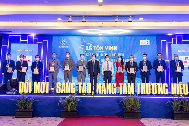 CEO Trần Thị Bình (váy đỏ) trong lần nhận giải “Sản phẩm, dịch vụ tiêu biểu TP. Hồ Chí Minh năm 2021”