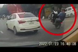 Tin tức trong ngày - Clip: Ôm nhau “kẹp 3” trên xe máy bốc đầu, lạng lách, 3 thanh niên gặp tai họa