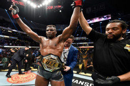 Thể thao - "Quái thú" bảo vệ đai hạng nặng, "Bố già UFC" vẫn hành động phũ phàng