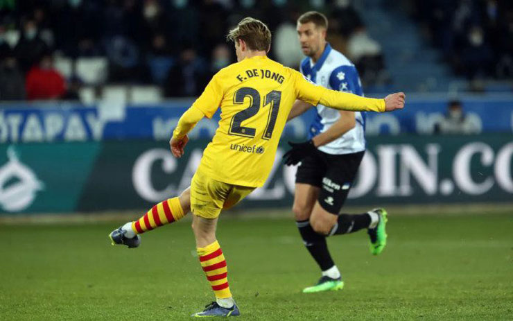 Frenkie De Jong ghi bàn giúp Barca thắng may mắn Alaves cuối trận