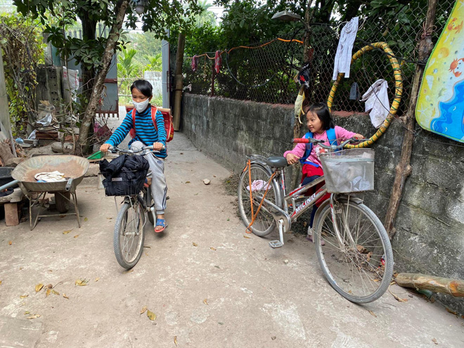 &nbsp;Hai cặp sinh đôi của vợ chồng ông Hải đi học về.