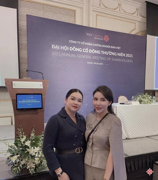 Thy Huỳnh (ảnh phải) cũng là “bóng hồng” thường xuyên xuất hiện tại các sàn chứng khoán.