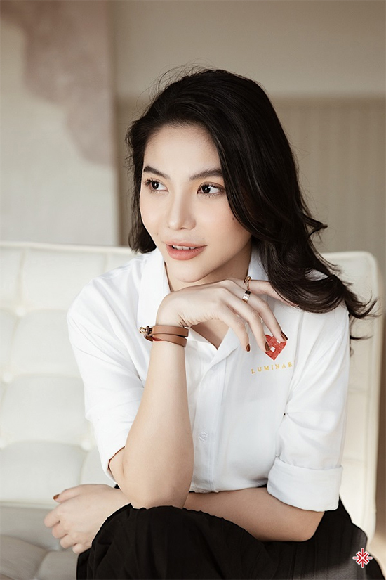 Thy Huỳnh – cô gái trẻ với vóc dáng nhỏ nhắn, xinh xắn được thừa hưởng đức tính chăm chỉ, tỉ mỉ, chịu thương, chịu khó từ mẹ của mình.