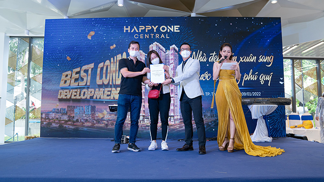 Đại diện Vạn Xuân Group trao tặng căn hộ 1,8 tỷ đồng cho khách hàng trúng giải đặc biệt chiến dịch “Home now for Vietnam stronger”.