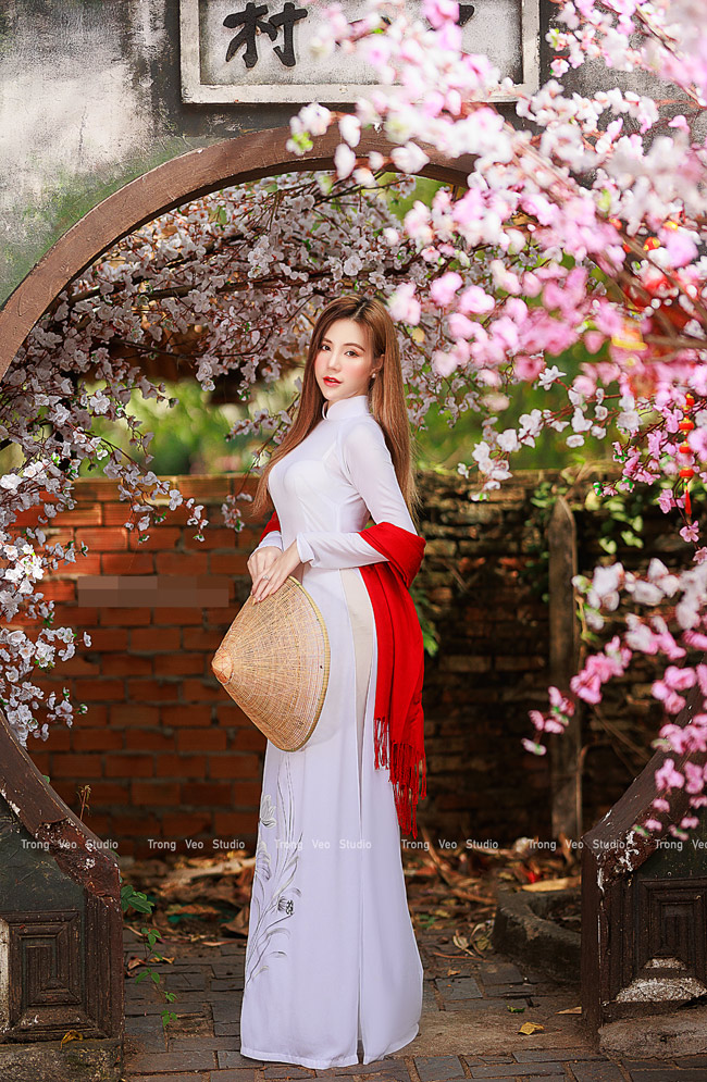 Mong muốn có ảnh kỷ niệm đầu xuân, khoe sắc bên hoa đào, Linh Rin đã thực hiện bộ ảnh này. 
