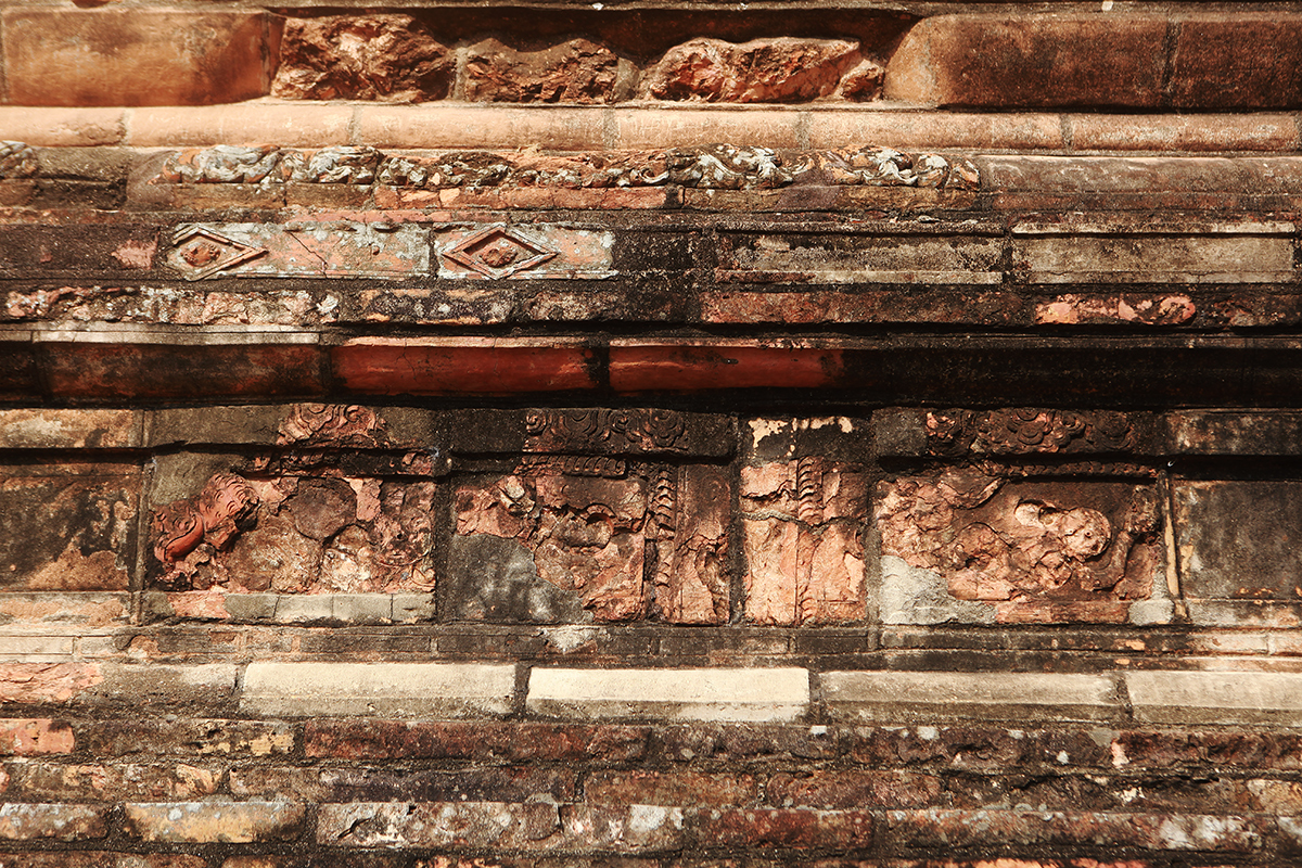 Mặt ngoài của gạch ốp này đều có trang trí hoa văn rất phong phú.&nbsp;