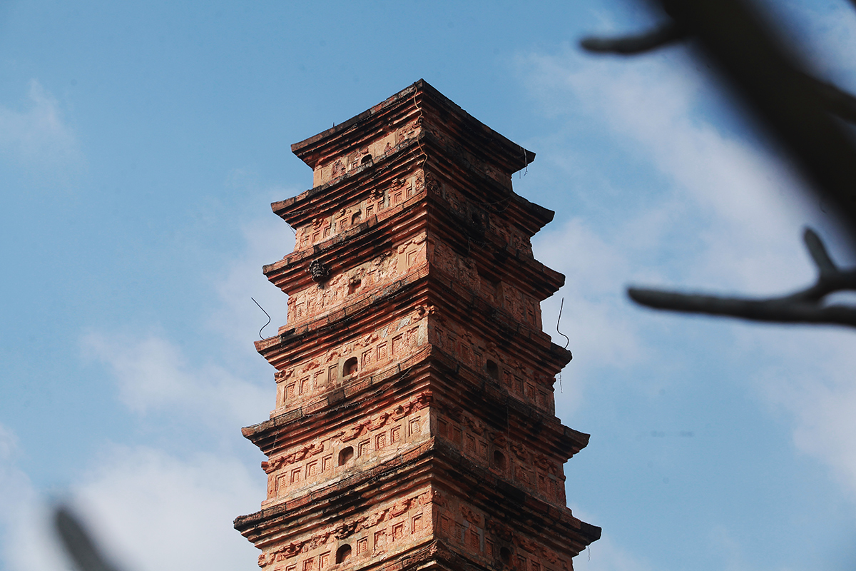 Tháp có chiều cao 16,5m, được cấu tạo với bình đồ hình vuông, nhỏ dần về ngọn, với cạnh của tầng dưới cùng là 4,45 mét, cạnh của tầng thứ 11 là 1,55 mét. Phần ruột tháp có một khoảng trống nhỏ chạy suốt chân tháp lên ngọn.