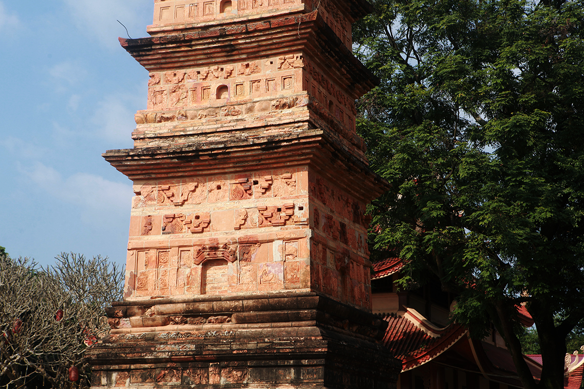 &nbsp;Toàn bộ ngôi tháp được xây bằng bằng 13.200 viên gạch nung, gồm 2 loại: một loại hình vuông và một loại hình chữ nhật. Từ bệ tháp đến hết tầng 2, có chiều cao dưới 6 mét hoa văn hoàn chỉnh nhất.