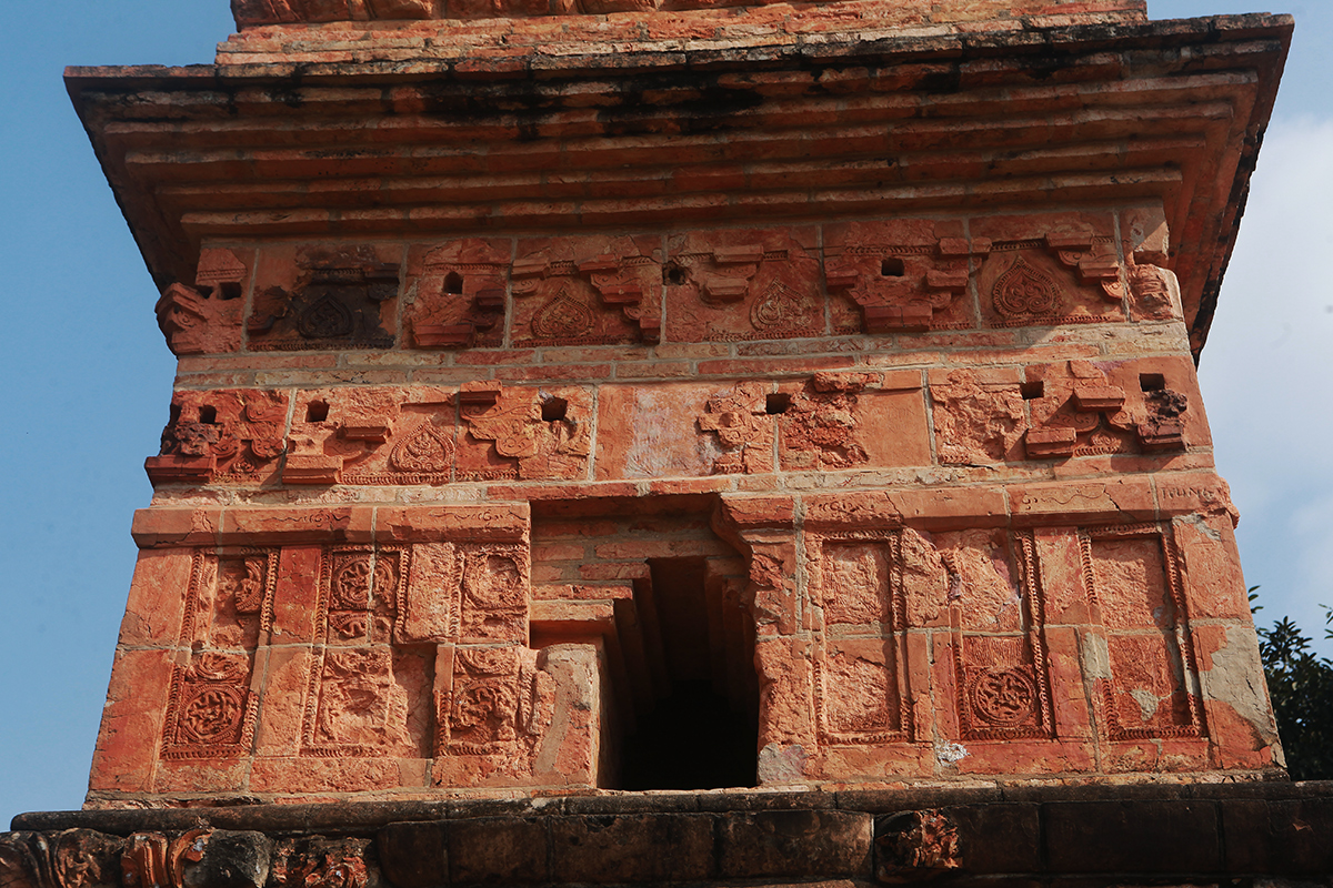 &nbsp;Ở hai tầng có họa tiết trang trí kỹ lưỡng với hàng hoa cúc, cánh sen, lá đề, hoa mặt nhẵn, rồng chạm nổi…