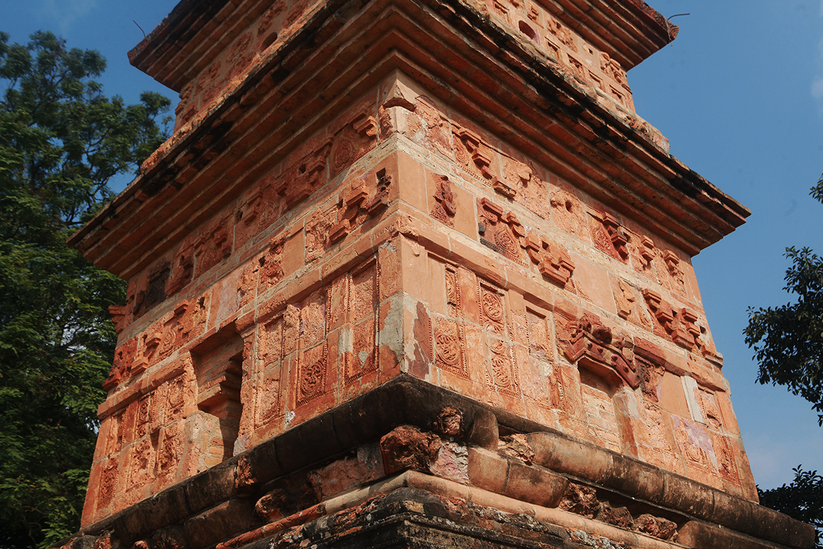 Từ tầng thứ ba trở lên, trang trí vẫn còn, nhưng càng lên cao, chiều ngang mặt tháp càng bị thu hẹp,&nbsp; trang trí cũng giảm dần. Tháp Bình Sơn được cấu trúc bằng hai lớp gạch.