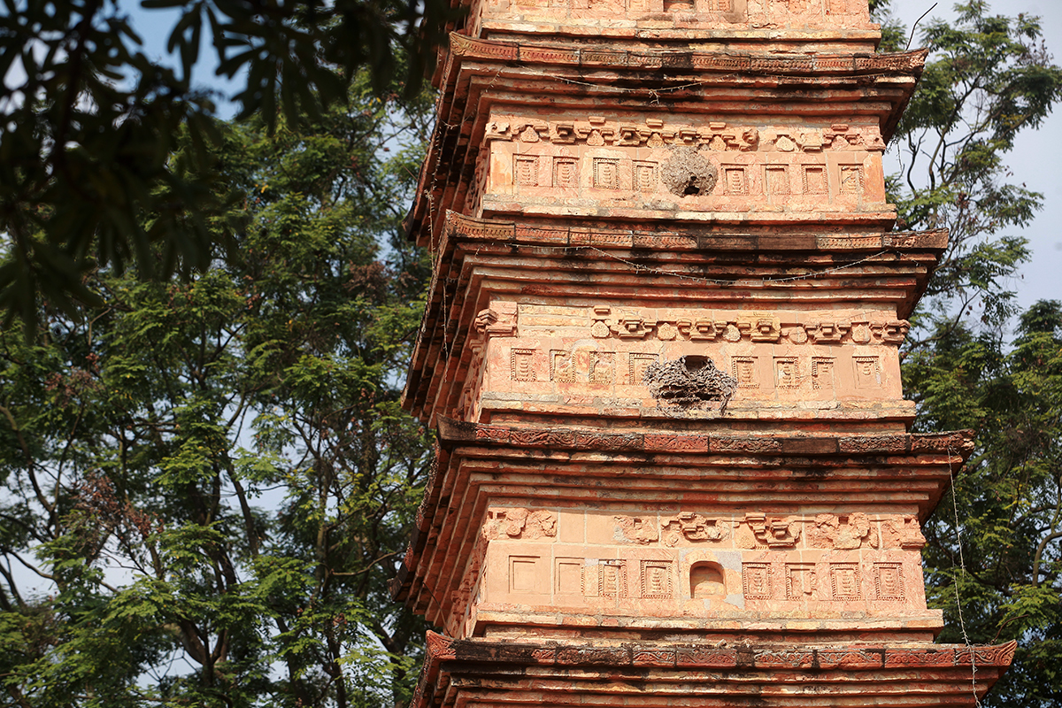 Loại gạch “gạch khẩu” chịu lực có nhiều kích cỡ để trơn được sử dụng xây bệ, xây bên trong tháp và giật cấp làm mái phân tầng. Phần lớn các viên gạch khẩu được cấu trúc có mộng chốt, tạo dáng khớp nhau theo từng lớp, từng tầng rồi mới nung rắn chắc để xây, bảo đảm liên kết chặt và khả năng chịu lực lớn.