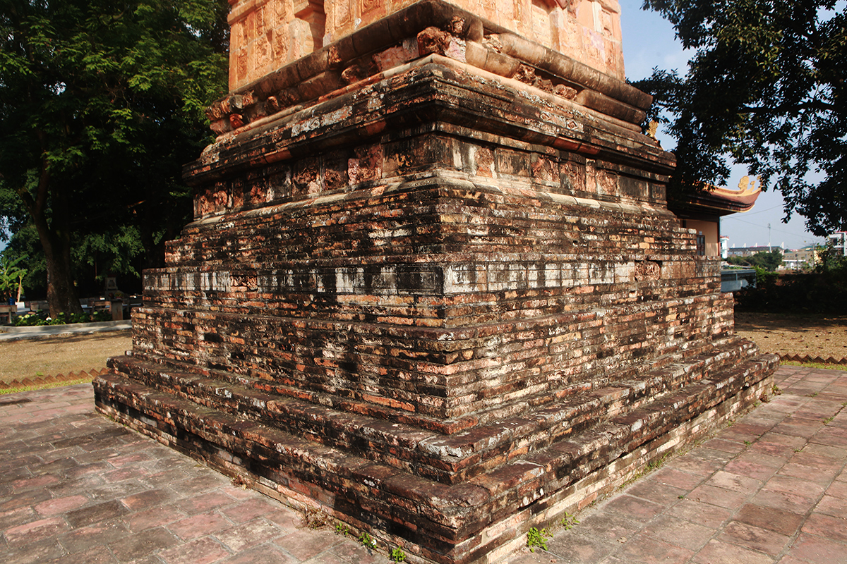 Bên ngoài, xung quanh tháp được ốp một lớp gạch vuông, mỗi cạnh dài 0,46m, phủ kín thân tháp