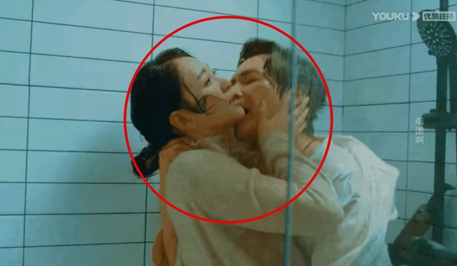 Vì quá nhập vai, Chung Hán Lương còn bị soi lại khoảnh khắc cưỡng hôn Lý Tiểu Nhiễm như muốn nuốt chửng bạn diễn. 
