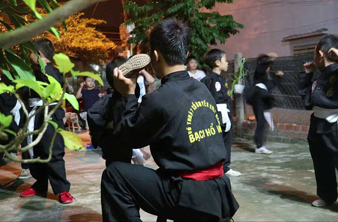 Môn sinh Bạch Hổ võ phái luyện tập