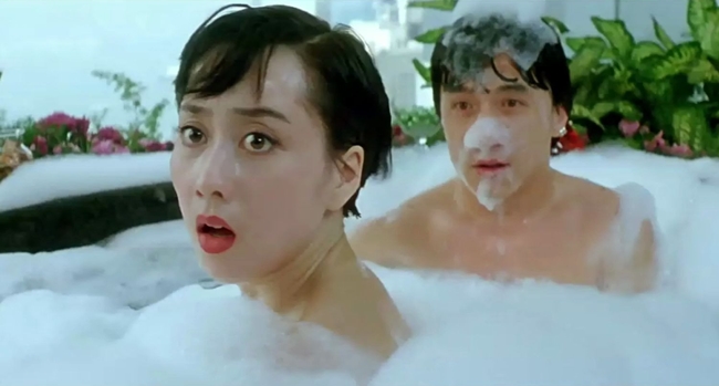 Lợi Trí - bà xã Lý Liên Kiệt có cảnh tắm chung nóng bỏng với Thành Long trong phim Song long hội (1985).
