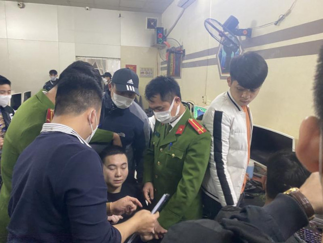 Các đơn vị nghiệp vụ tiến hành bắt giữ đối tượng.