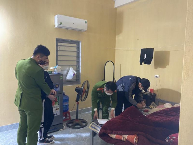 Phòng 5, Cục An ninh mạng và PCTP sử dụng công nghệ cao phối hợp với Công an huyện Tân Yên thực hiện lệnh khám xét nhà đối tượng.