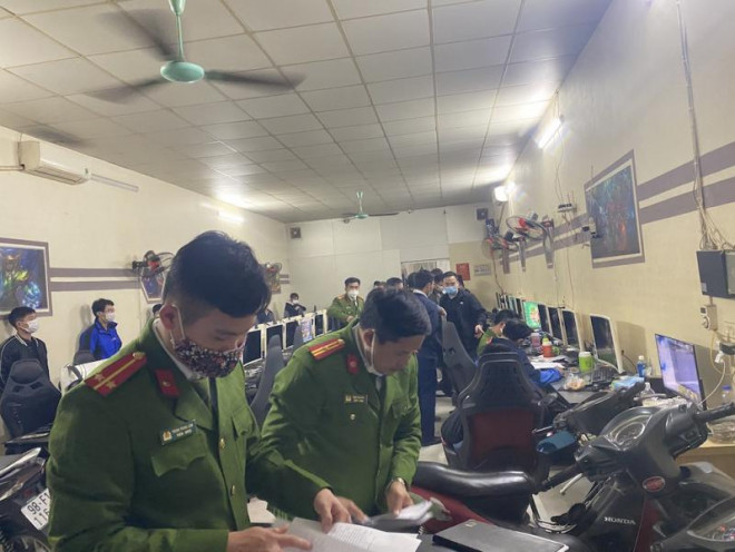 Cơ quan Công an thực hiện lệnh khám xét điểm kinh doanh của đối tượng.