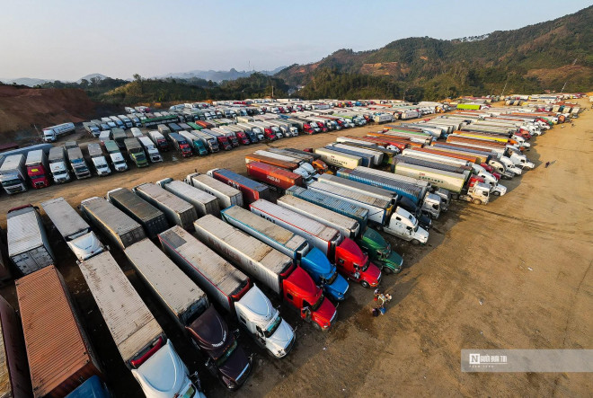 Tính đến 8h sáng 24/1, tổng lượng xe còn chờ tại các cửa khẩu thuộc tỉnh Lạng Sơn là 355 xe (Ảnh: Phạm Tùng).