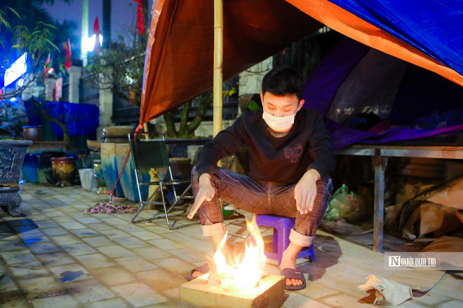Để xua tan đi cái giá lạnh trong đêm cùng những cơn mưa phùn rả rích một số tiểu thương đã phải đốt lửa sưởi nhằm chống chọi với sương lạnh để tiếp tục thức đêm trông coi cây cảnh.