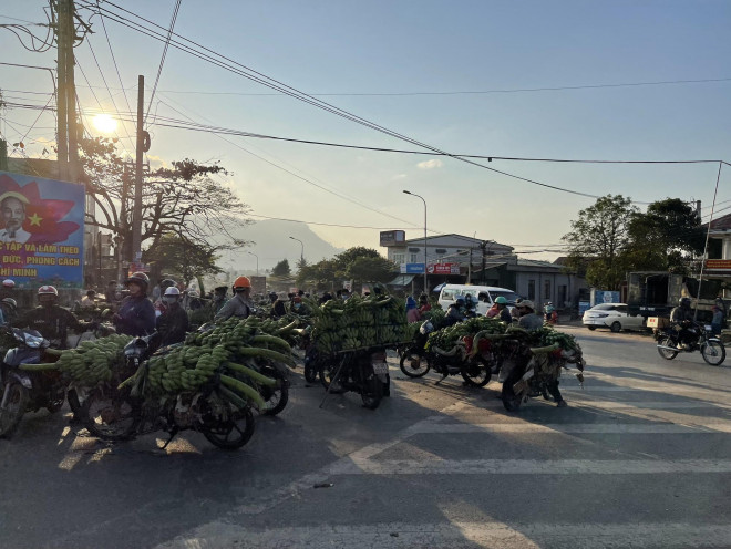 Người bán, kẻ mua tạo nên khung cảnh náo nhiệt ngày cuối năm nơi vùng biên giới Việt – Lào.