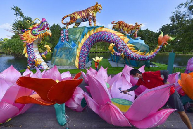 Tại khu vực sông Hongbao, Marina Bay
(Singapore), quần thể tượng “hổ gầm và rồng” được dựng lên, với
hình tượng đôi hổ đứng trên núi và con rồng nổi lên từ dưới sông.
Ảnh - Straitstimes