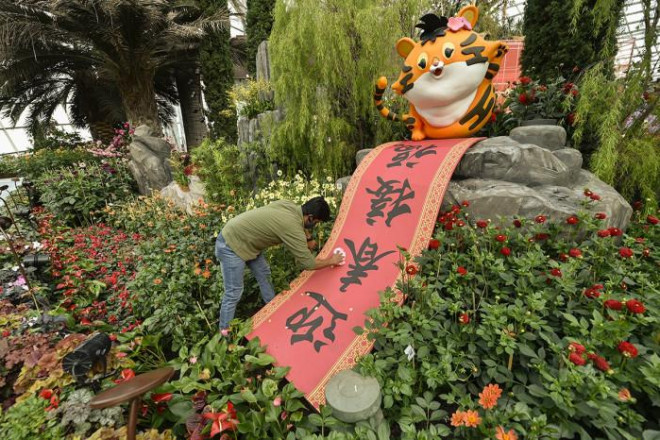 Tượng trang trí hình chú hổ con đáng
yêu mừng năm mới 2022 tại Singapore. Ảnh - Straitstimes