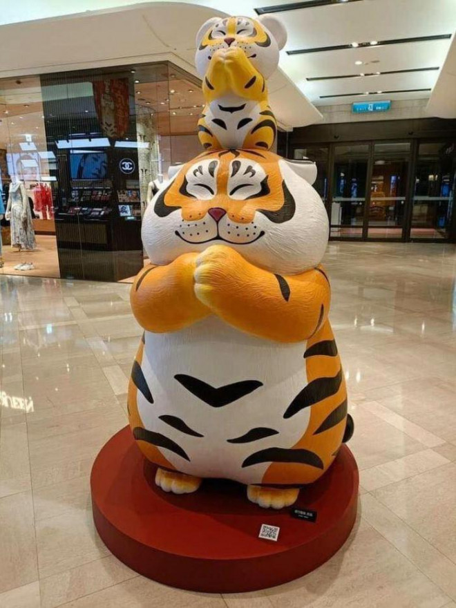 Những bức tượng hổ đáng yêu khiến du
khách mua sắm thích thú.