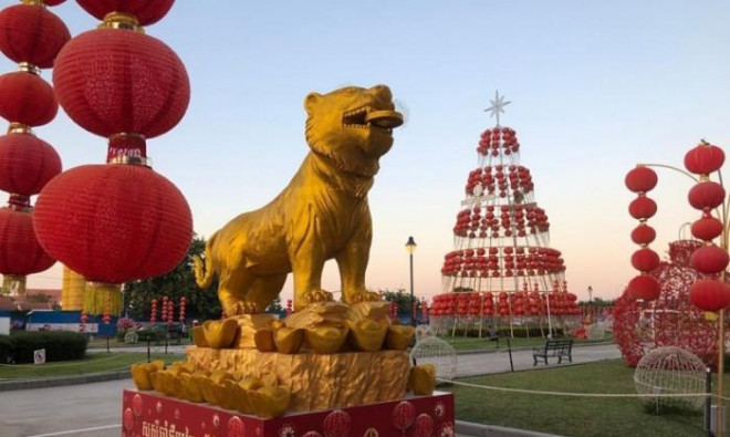 Tượng hổ tại công viên ở Phnom Penh,
Campuchia. Ảnh - Xinhua