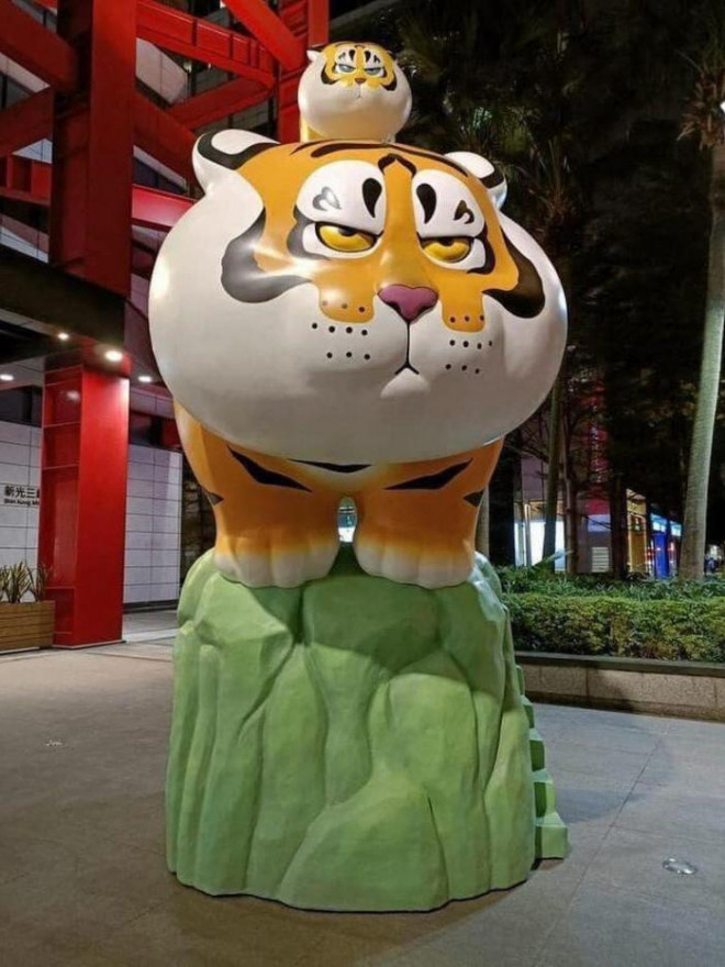 Thu hút nhiều sự chú ý trên mạng xã
hội gần đây là những bức tượng hổ với biểu cảm đáng yêu tại một
trung tâm thương mại ở Đài Loan.