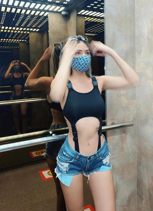 Dliareindeer từng diện một outfit&nbsp;bao gồm bodysuit có thiết kế &#34;lạ mắt&#34; kết hợp quần hot pants lộ túi trong thang máy.
