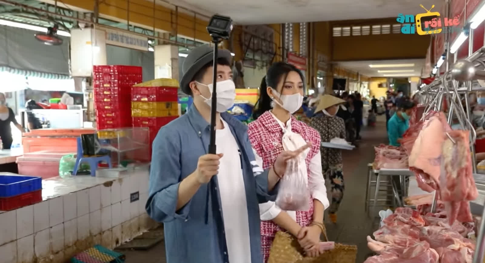 Cô từng gây tranh cãi khi diện&nbsp;bộ váy áo tweed như "tiểu thư đi chợ" khi tham gia chương trình "Ăn đi rồi kể".