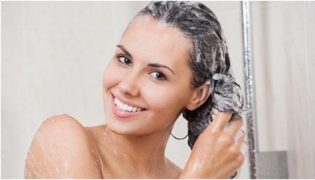 Dùng nước nóng để gội đầu có thể làm yếu chân tóc.