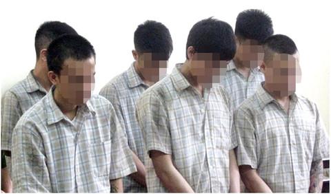 Nhóm côn đồ gây án tại Hà Nội cúi đầu nghe tòa tuyên án
