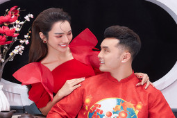 Đời sống Showbiz - Vợ chồng Ưng Hoàng Phúc khoe ảnh Tết, nhan sắc mẹ 3 con gây chú ý