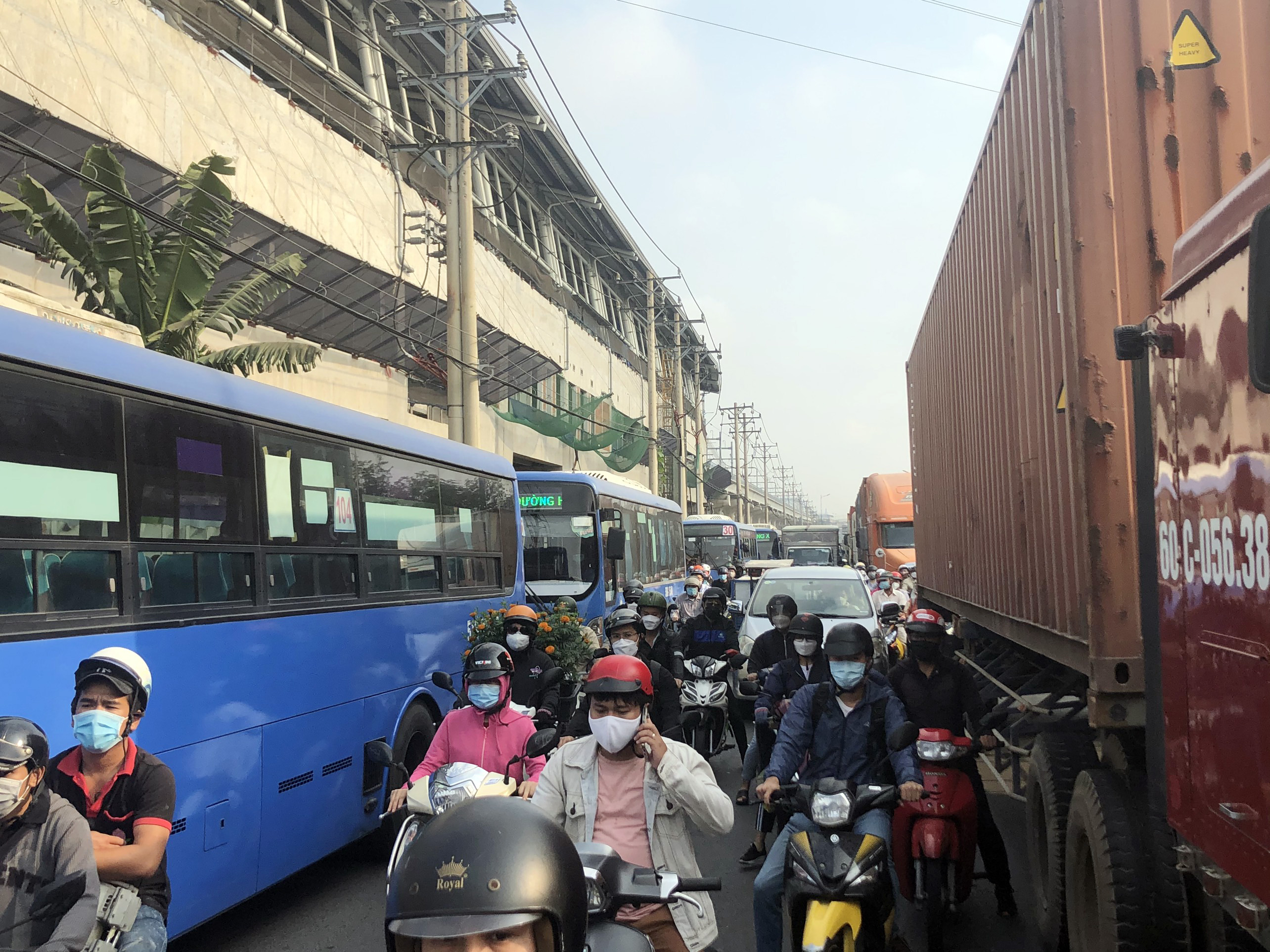 &nbsp;Từ sáng sớm 25/1 (23 tháng Chạp), giao thông bắt đầu ùn ứ nhiều km ở cả hai hướng lưu thông trên xa lộ Hà Nội.