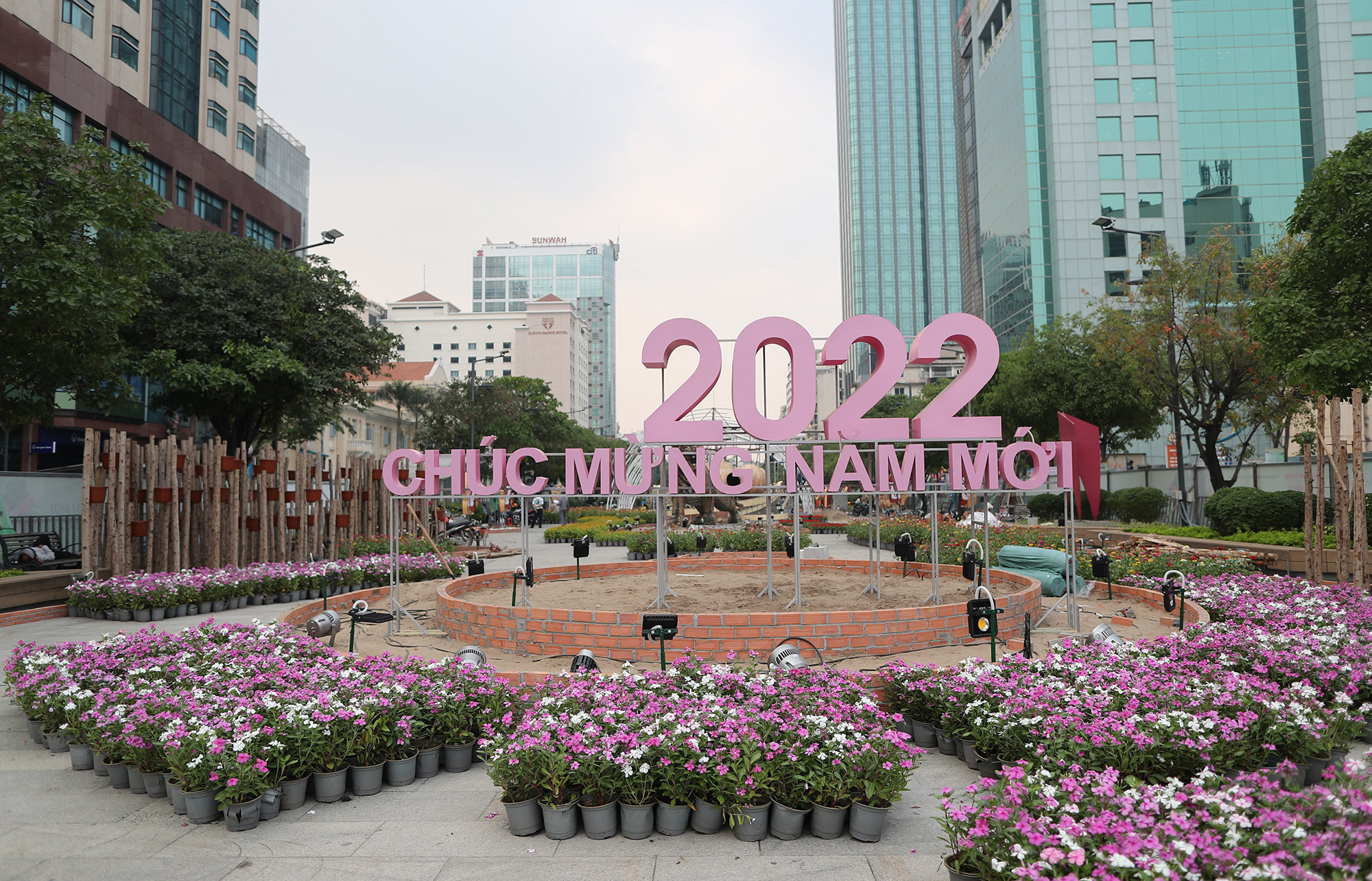 Hình ảnh đầu tiên về những chú hổ trên đường hoa Nguyễn Huệ 2022 - 1