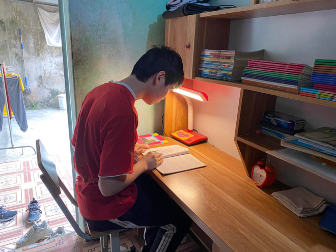 Góc học tập của Đức Anh cũng rất ngăn nắp.