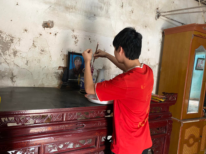 Đức Anh muốn ở nhà để hương khói cho mẹ.