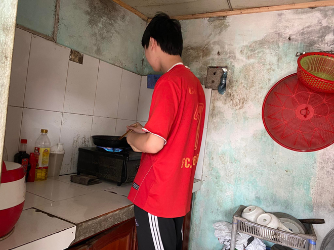  Sống một mình nên em phải tự nấu ăn.