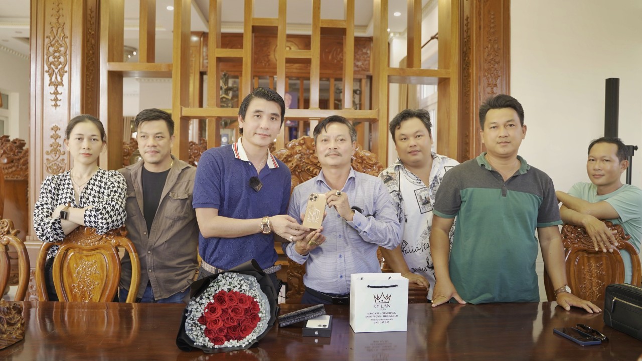 Chủ thương hiệu Kỳ Lân Luxury trao tận tay ‘siêu phẩm’ iPhone đến khách hàng