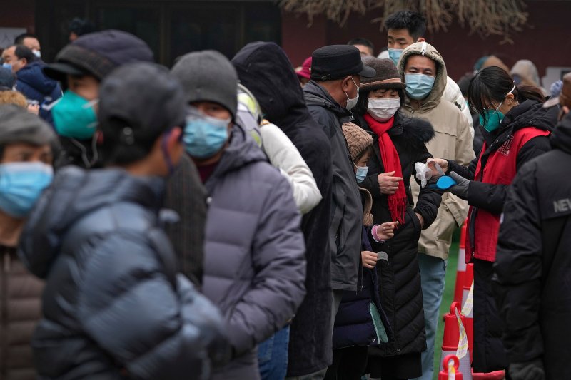 Người dân quận Phong Đài, thủ đô Bắc Kinh, Trung Quốc đi xét nghiệm Covid-19 hôm 24/1. Ảnh: AP