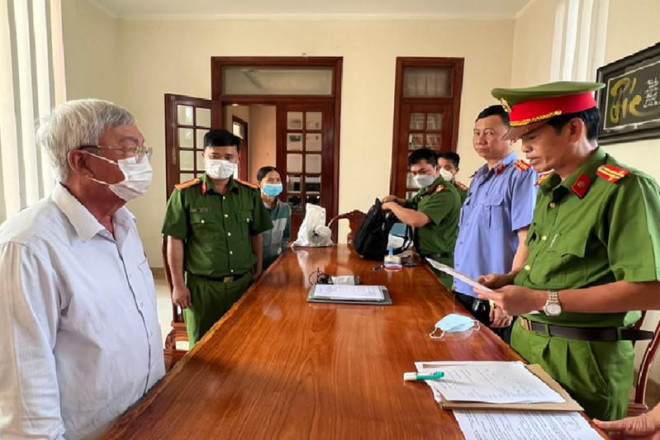 Cơ quan công an đọc lệnh khám xét nhà của bị can Lê Viết Hưng (áo trắng bên trái), nguyên Giám đốc Sở TNMT tỉnh Đồng Nai