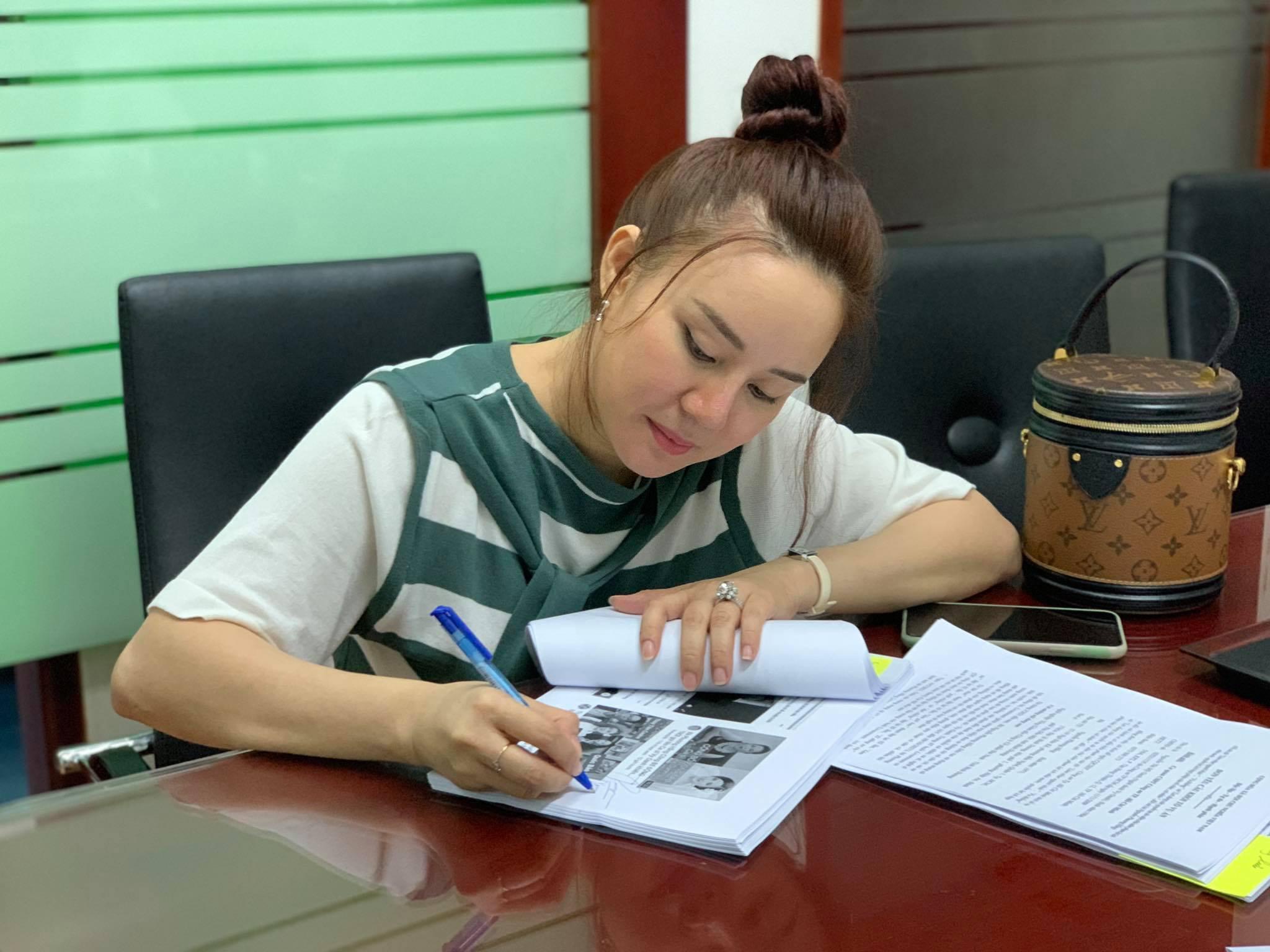 Vy Oanh làm đơn khởi kiện bà Nguyễn Phương Hằng