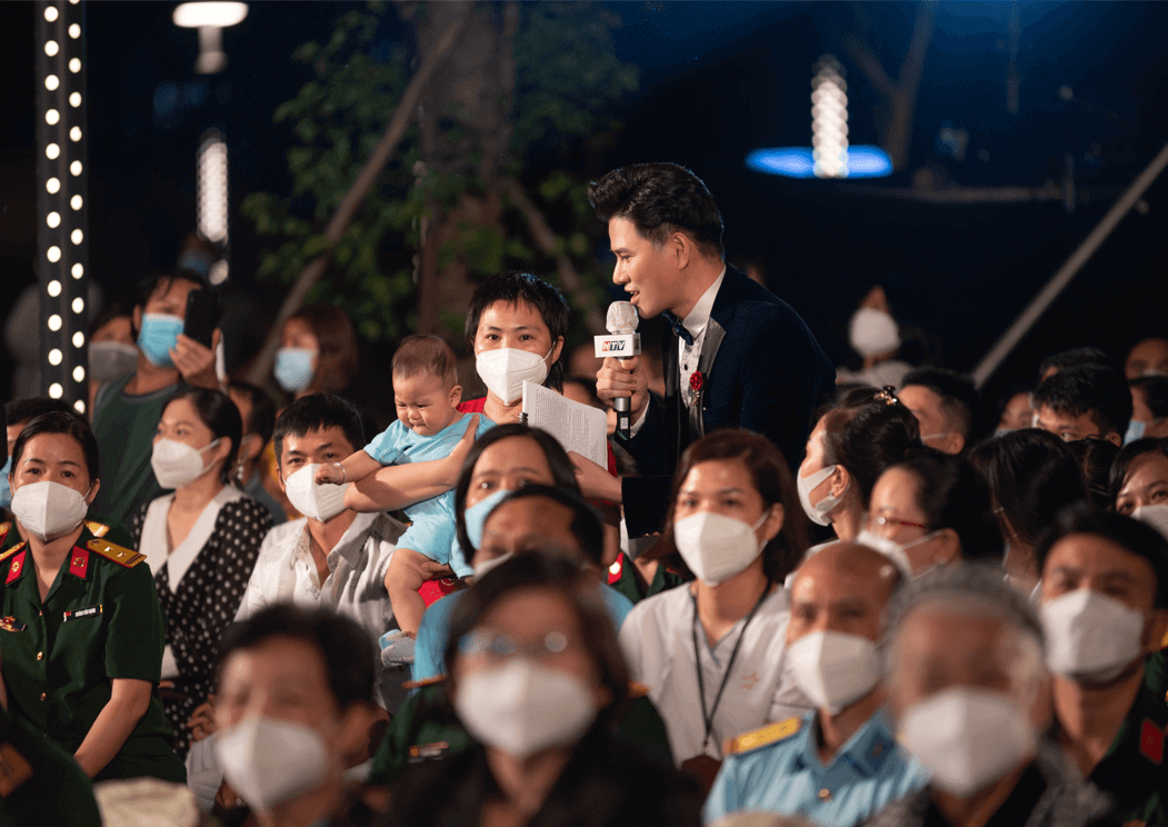 MC Vũ Mạnh Cường xúc động khi dẫn chương trình tri ân bác sĩ chống dịch Covid-19 - 4