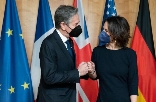 Ngoại trưởng Antony Blinken (trái) và Ngoại trưởng Đức Annalena Baerbock gặp nhau ngày 20-1 tại Berlin trước khi tham dự các cuộc đàm phán về khủng hoảng Ukraine. Ảnh: AP