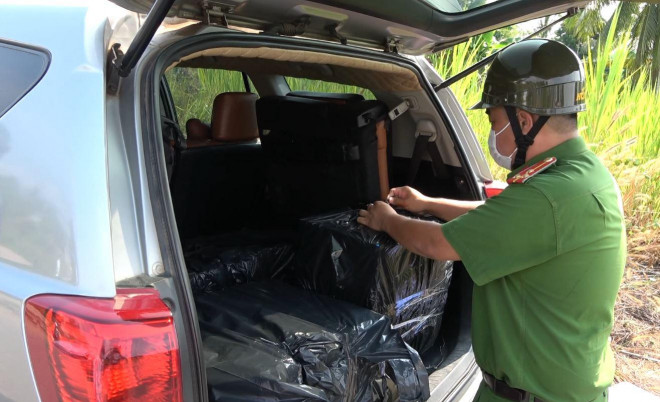 Công an lật tẩy hàng cấm được chứa bên trong những túi nylon màu đen trên chiếc ôtô biển số "9 nút"