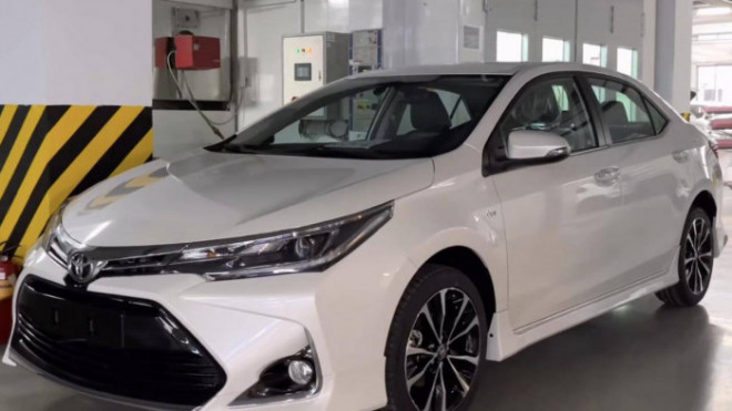 Nhân viên bán hàng nhận đặt cọc Toyota Corolla Altis 2022 tại Việt Nam, dự kiến giao xe trong quý I/2022